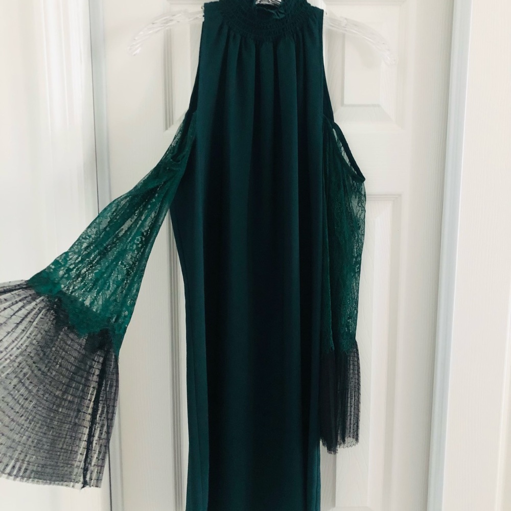 Shoulder free dress with laced long sleeves